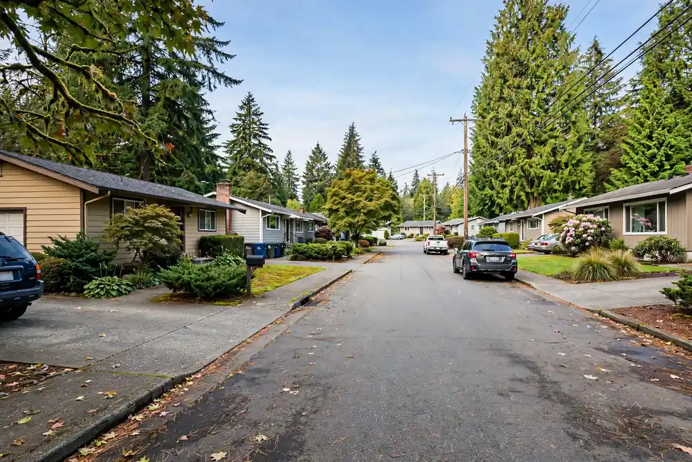 Calle suburbana con casas de rancho cerca de Alderwood Mall, Lynnwood, WA