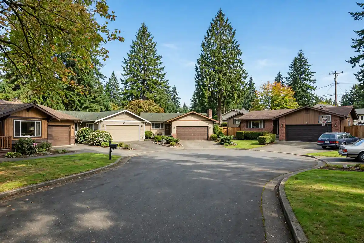 Callejón sin salida suburbano con vagabundos de los años 80 cerca de Martha Lake, Lynnwood, WA