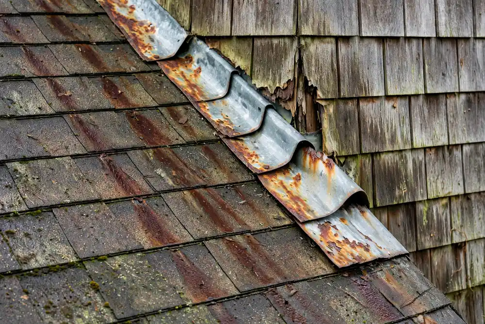 El techo oxidado y levantado causa una fuga en Lynnwood, WA